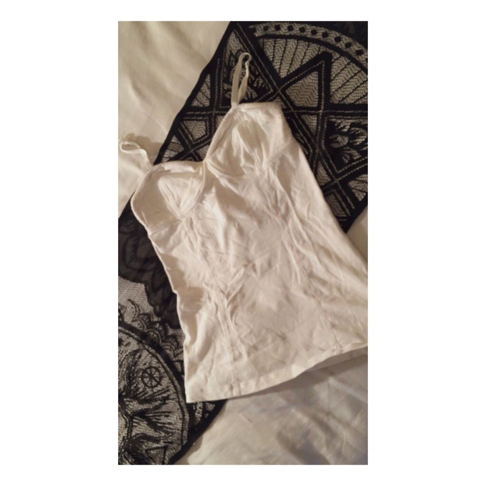 ⚪️ White tank top ⚪️
